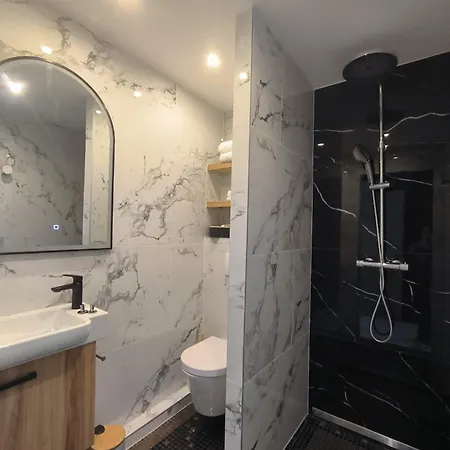 Les Charmes De La Vallee Noble Guest house